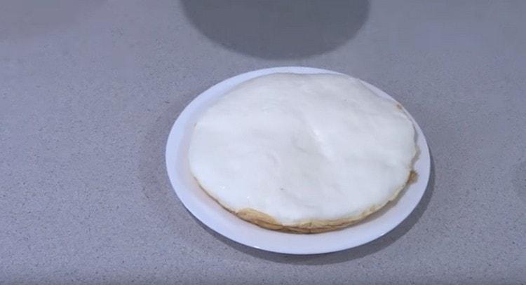 Malumanay ilagay ang omelet sa isang plato.