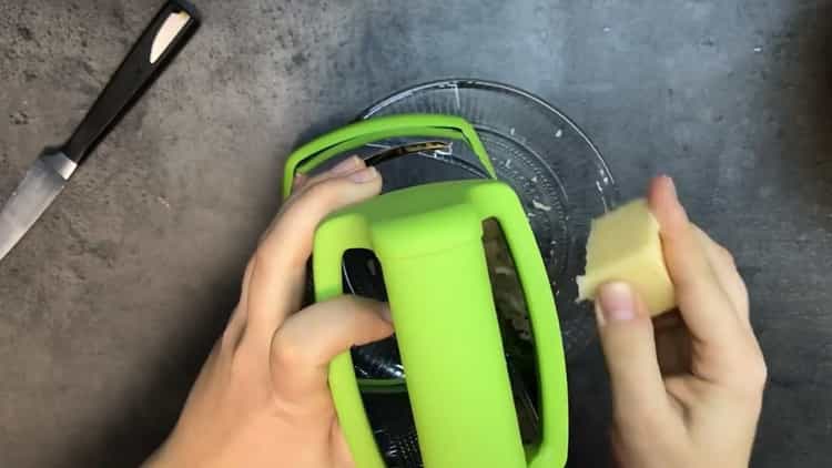 Rist ost for at fremstille omelet