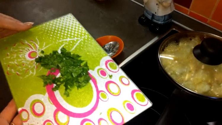 Upang makagawa ng isang omelet, gupitin ang mga gulay