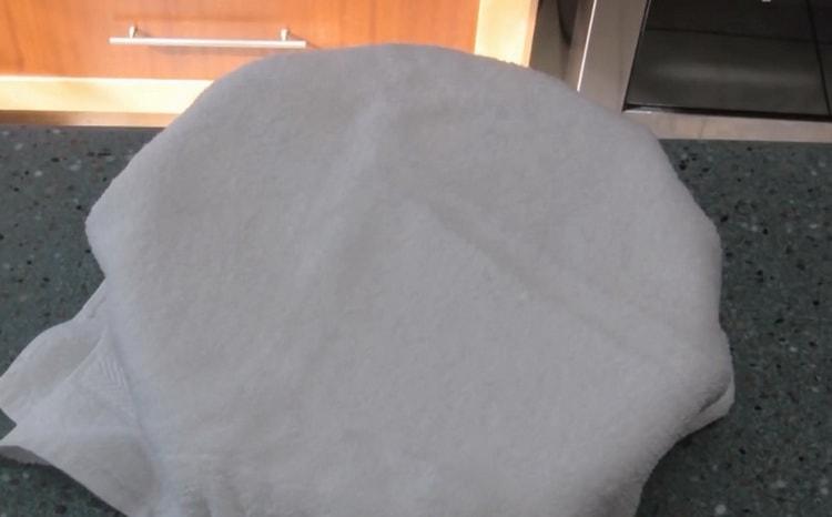 Pentru a pregăti aluatul, așezați aluatul sub un prosop