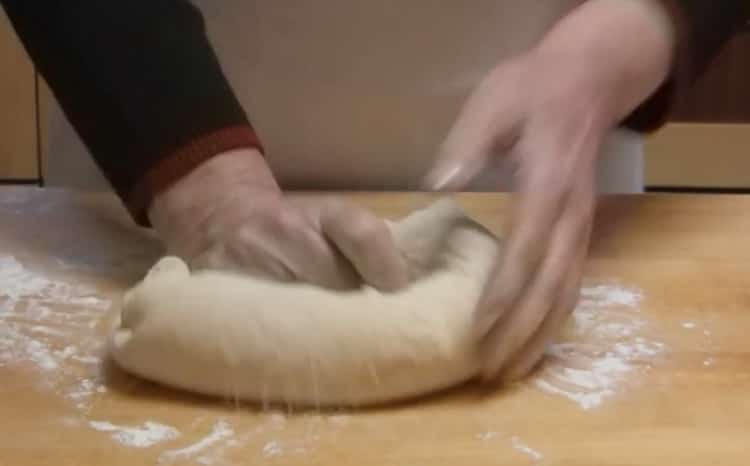 Blanda ingredienserna för att göra degen.