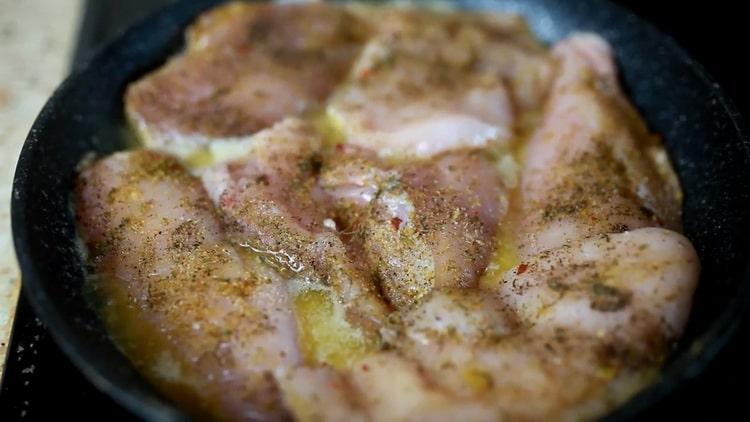 Para cocinar pasta alfredo, freír la carne.