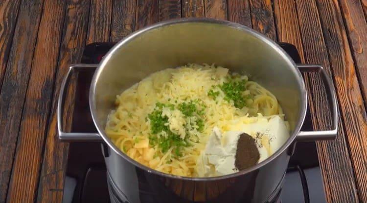 Tilsæt hakkede urter, hvidløg, peber.