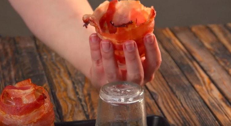 Efter bagning i ovnen fik vi kopper bacon.