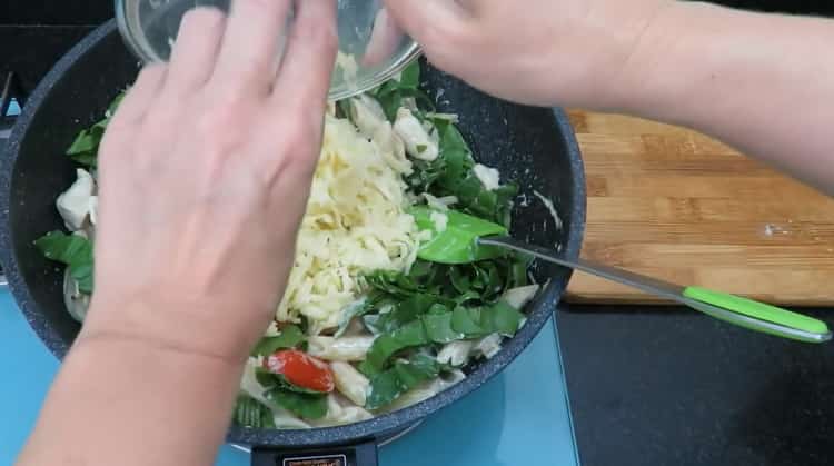 Rallar queso para hacer una pasta