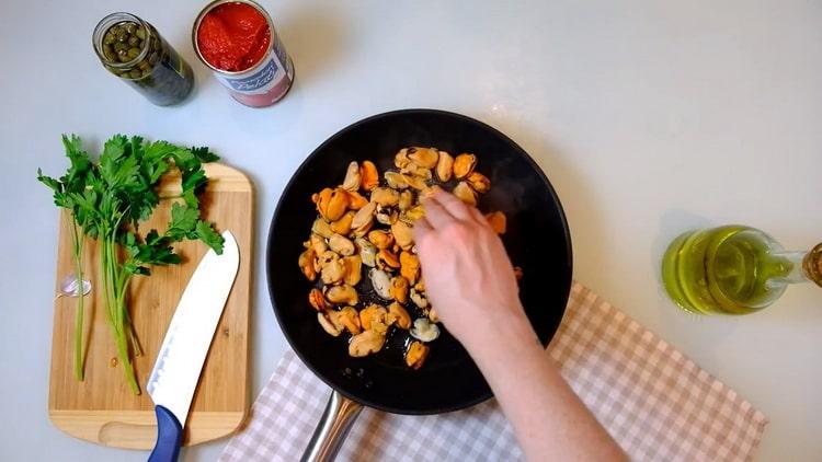 Prăjiți midii pentru a face pasta.