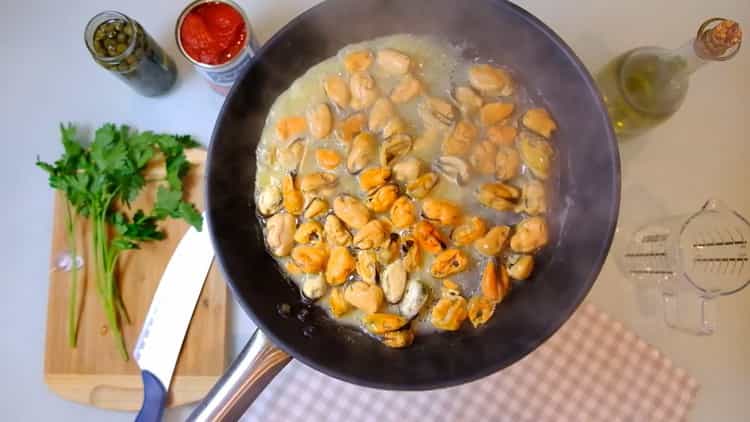 Adăugați vin pentru a face pasta.