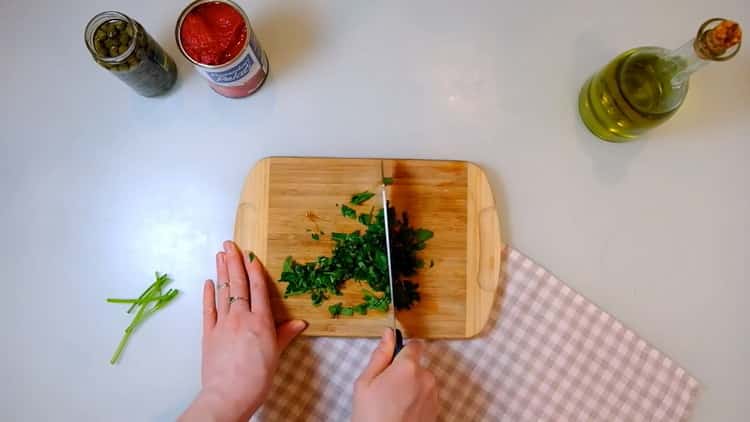 Pentru a face pasta, toacați verdeața