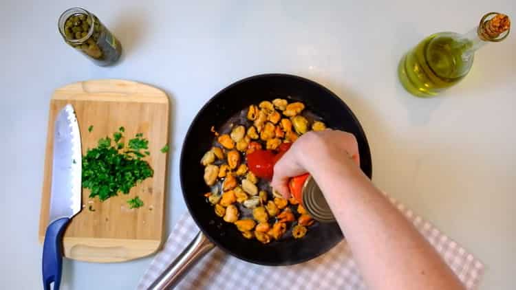 Pune roșiile pentru a face pasta