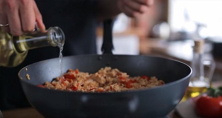 Cuando el agua se evapore, agregue vino blanco seco al plato.