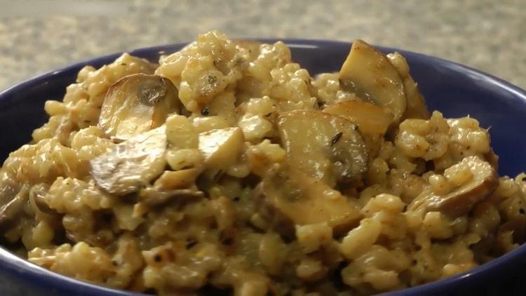 la cebada perlada con champiñones está lista