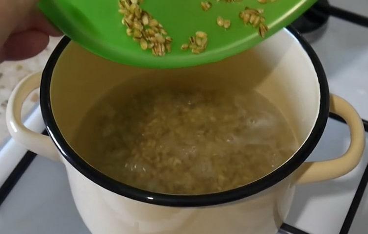 Pentru a prepara orzul de perle cu pui, pregătiți ingredientele