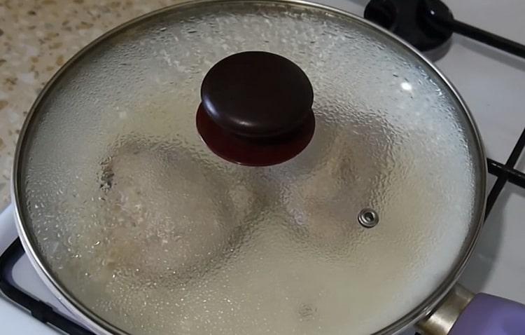 Pentru a găti orzul perlat cu pui, gătiți carnea