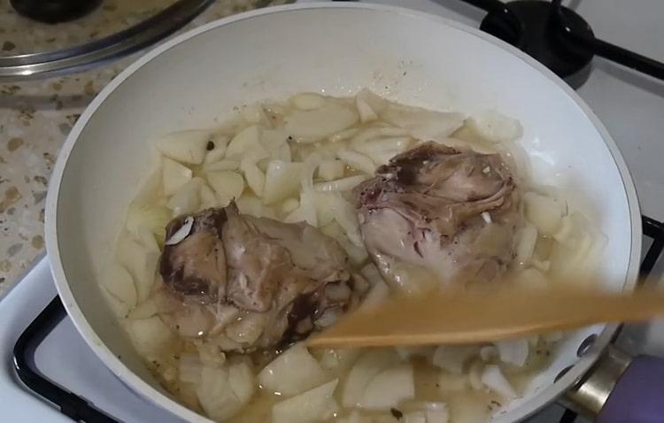 Pentru a găti orzul de perle cu pui, prăjiți ceapa