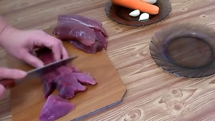 Pentru a pregăti orzul perlat cu carne, pregătiți ingredientele