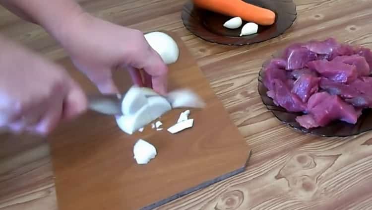 Pentru a face orz perlat cu carne, toacă ceapa