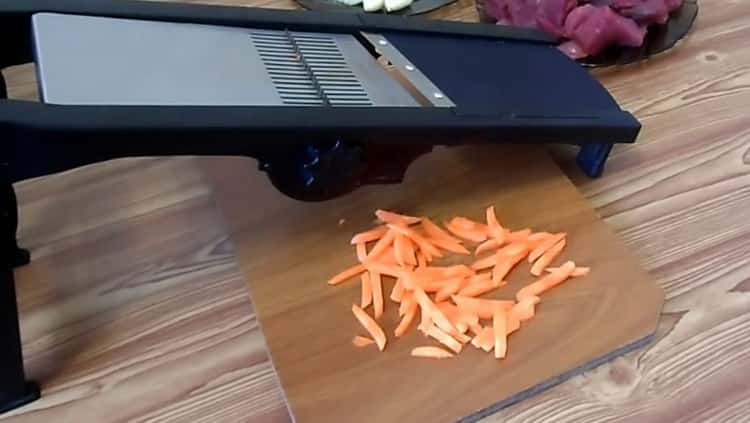 Pentru a pregăti orz cu carne, grătați morcovii