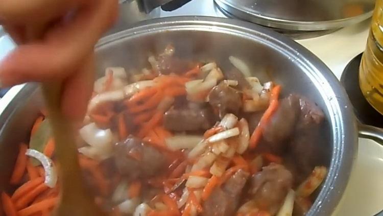 Pentru a face orz perlat cu carne, amestecați ingredientele.