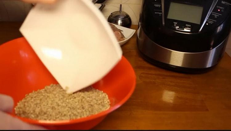 Cuisson de l'orge avec de la viande dans une mijoteuse