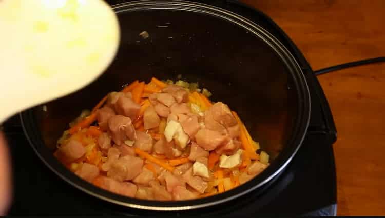 Pour faire cuire de l'orge perlé, faites frire la viande