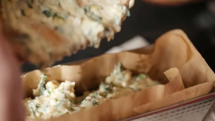 Ilagay ang mga sangkap sa kawali upang gawin ang pie.