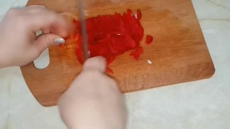 For at lave tærter med kål, hugg peber