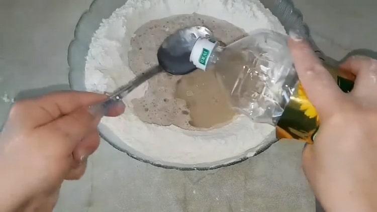 For at lave tærter med kål skal du tilberede dejen