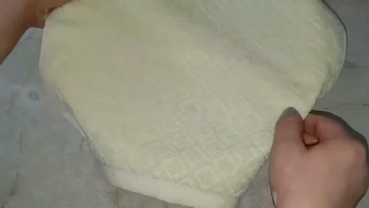 Læg dejen på dejen for at lave kål tærter