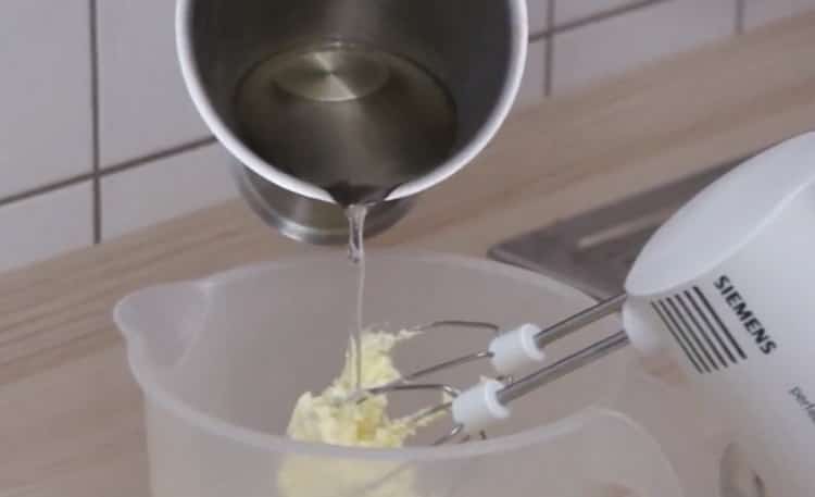 Misture os ingredientes para fazer uma sobremesa.