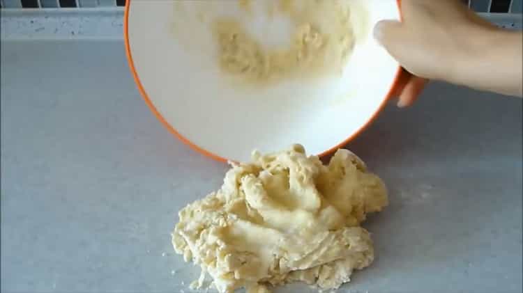 Mélanger les ingrédients pour faire la pâte.