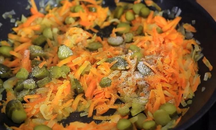 Zum Zubereiten die Zwiebel hacken