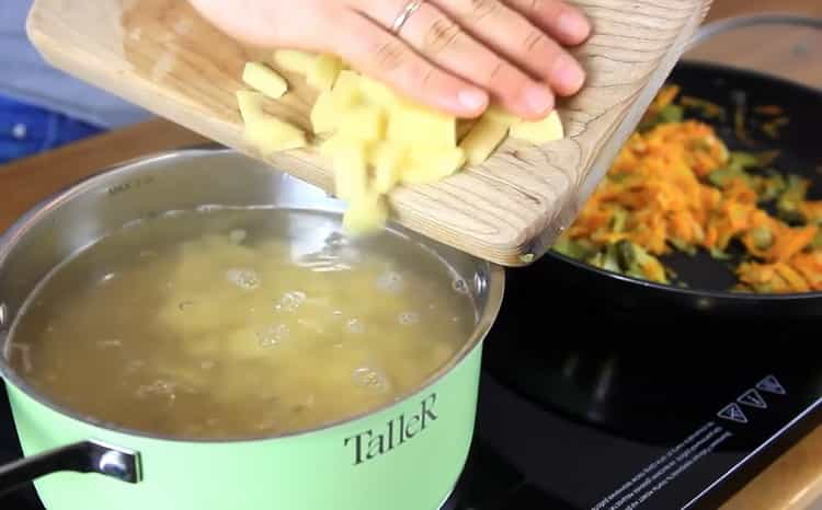 Bereiten Sie die Zutaten vor, um die Gurke zuzubereiten