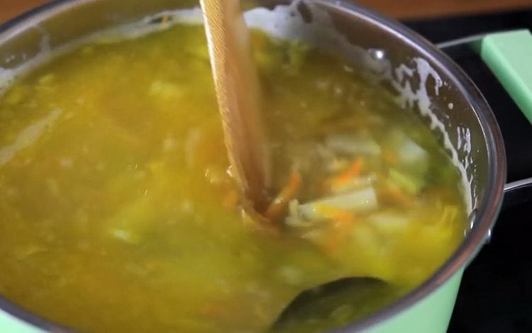 Mischen Sie die Zutaten für die Gurke