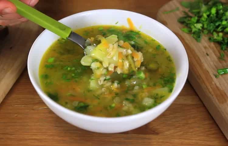 Wie man leckere magere Gurken mit Gerste kocht