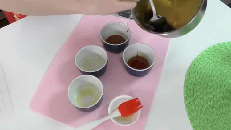 Pentru a face o budincă, turnați siropul într-o formă