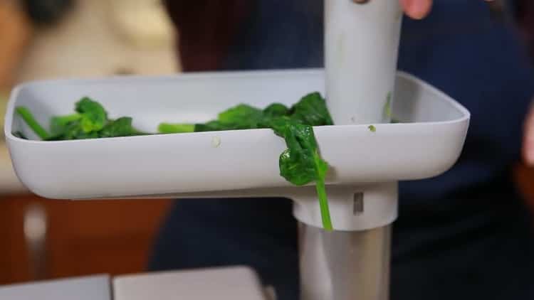 מערבבים את החומרים לבישול.