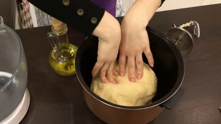 Para hacer rosquillas americanas, coloque la masa sobre la masa.