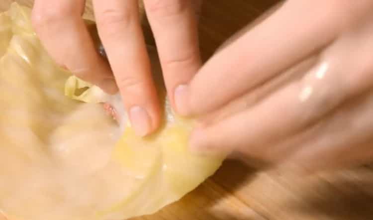Pentru a face rulouri de varză înfășurați varza