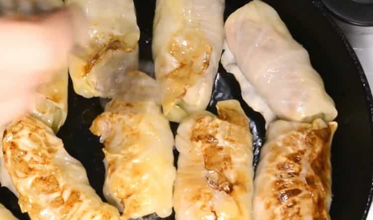 Pentru a găti rulouri de varză, preîncălziți cuptorul