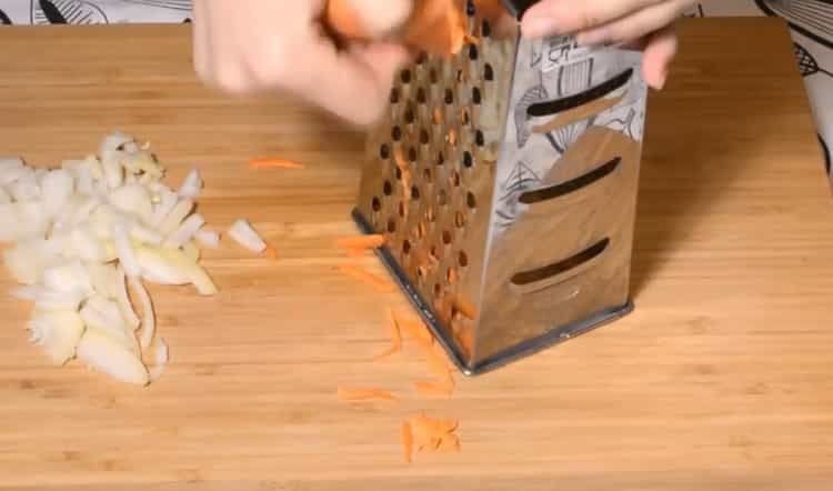 Pentru prepararea rulourilor de varză, se răstoarnă morcovii