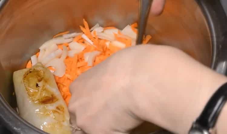 Pentru a face rulouri de varză, pregătiți o oală