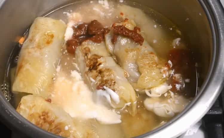 Pentru a face rulouri de varză, adăugați pasta de roșii