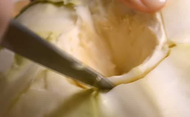 Pentru a prepara varza umplută, pregătiți ingredientele