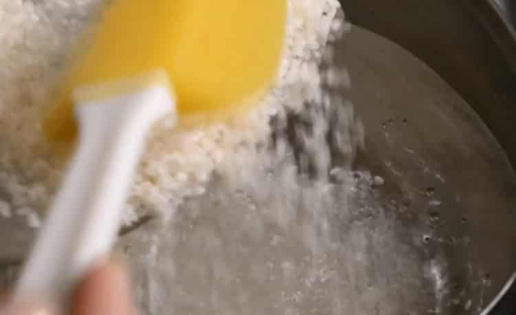 Pentru a găti varză umplută, fierbeți orezul