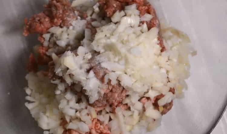 Pentru a amesteca rulourile de varză, amestecați ingredientele