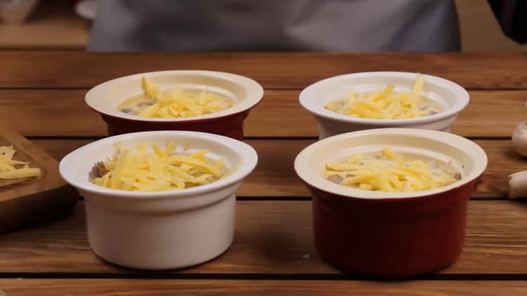 Chcete-li vyrobit julienne, posypte sýrem