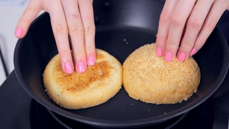 Pentru a face un crabburger, uscați chiflele