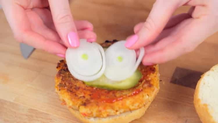 Pentru a găti un crabi, se toacă ceapa