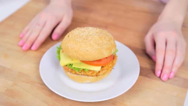 Rețeta pentru un crabburger cu crabi cu o tăietură de crab - foarte gustoasă
