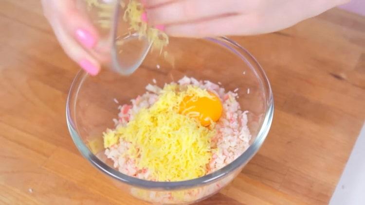 Pentru a face crabsburger, prăjiți brânza